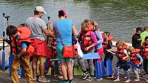 Klidnou hladinu řeky Moravy v sobotu zčeřily posádky na dračích lodí. Týmy dospělých i dětí si zasoutěžily na akci Bernhardt Olomoucký drak 2016.