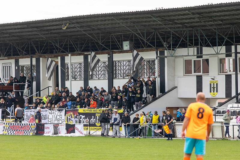 Fotbalisté Hodolan (v pruhovaném) porazili Novou Hradečnou 8:0. Ilustrační foto