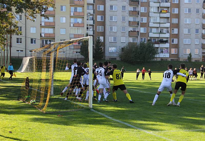 Nové Sady (ve žlutém) prohráli v olomouckém divizním derby s 1. HFK Olomouc doma 3:4.