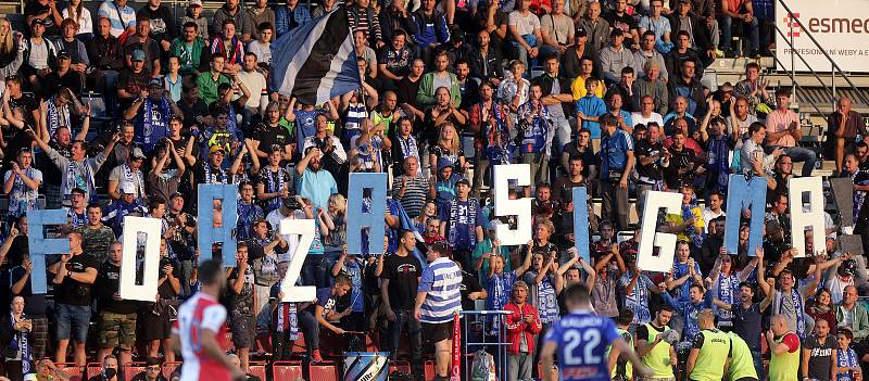 Fanoušci Sigmy na Andrově stadionu při zápase se Slavií