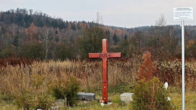 Pamětní tabule připomíná bývalý hřbitov v obci Velká Střelná – Gross Waltersdorf, Alter Friedhof. Původní hřbitov byl kolem kostela sv. Mikuláše, v roce 1923 byl uzavřen. Nedaleko poté zřídili nový. Na snímku jsou vidět sesbírané zbytky několika pomníků.