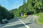 Odstavné parkoviště - místo tragické nehody na silnici mezi Lipinou a Šternberkem, 11. června 2021