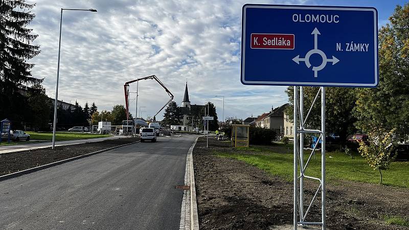 Práce na průtahu Litovlí, krajské silnici II//449 postupují kupředu. Od 1.října bude jednosměrně zprovozněn nový rondel. 29. září 2022