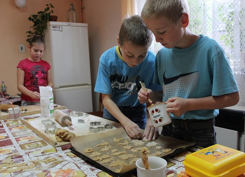 V litovelském Domě dětí a mládeže pekly děti mikulášské perníčky