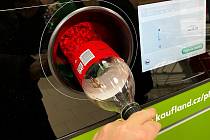 V prodejnách Kaufland v Olomouci-Neředíně (na snímku) a ve Šternberku si lidé od 23.2.2023 mohou vyzkoušet systém zpětného odběru PET lahví a plechovek. 23. února 2023
