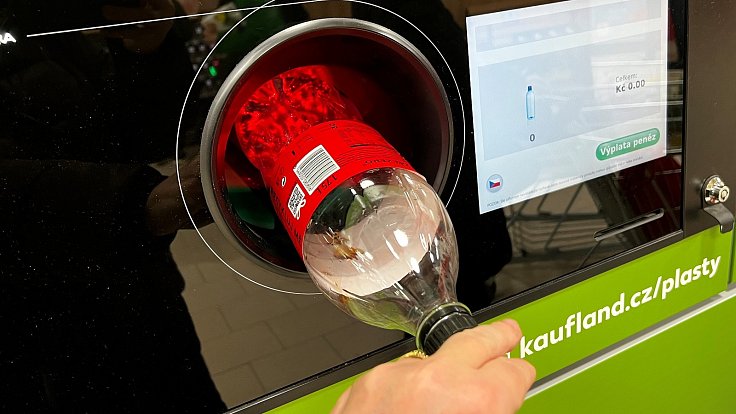 V prodejnách Kaufland v Olomouci-Neředíně (na snímku) a ve Šternberku si lidé od 23.2.2023 mohou vyzkoušet systém zpětného odběru PET lahví a plechovek. 23. února 2023