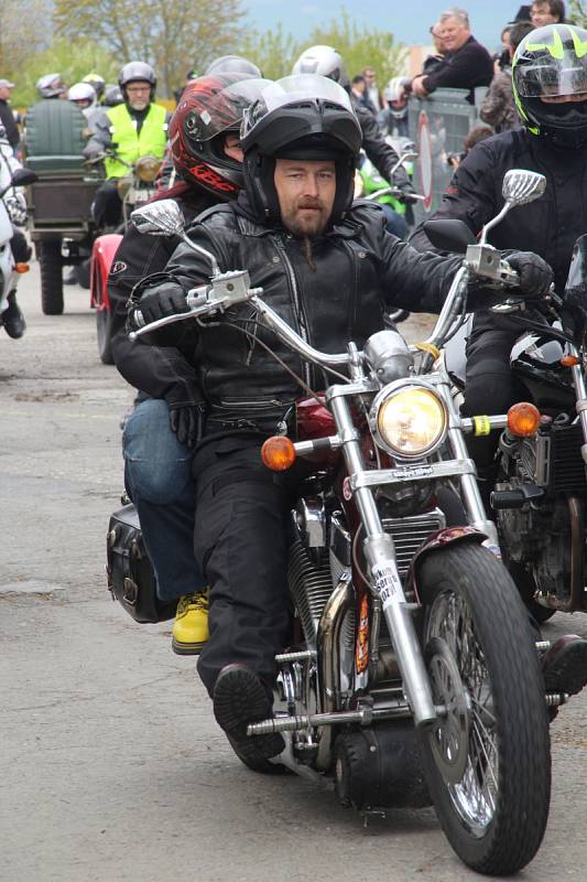 Na olomouckém letišti si v sobotu před polednem dali sraz motorkáři, aby zahájili sezonu společnou vyjížďkou po okolí.