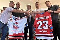 Hokejisté HC Olomouc uspořádali tiskovou konferenci a Odpoledne s A-týmem v Galerii Šantovka, kde představili hráčský kádr i dresy pro novou sezonu extraligy.