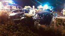 Srážka čtyř vozidel mezi olomouckou částí Nemilany a Kožušany měla tragickou dohru. Jeden člověk zemřel a další tři jsou zranění. 14.11. 2021