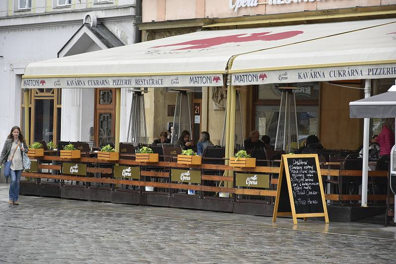 Zahrádky olomouckých restaurací otevřely poprvé po rozvolnění i nevlídném počasí, 17. května 2021