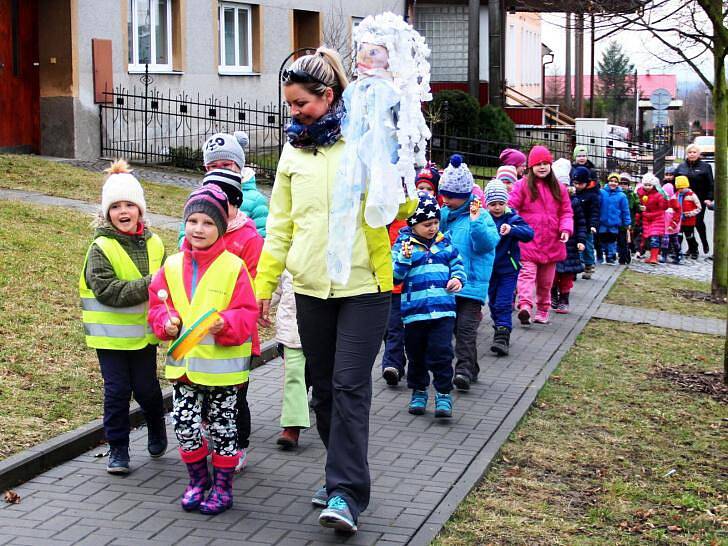 Jaro vítaly v pondělí dopoledne děti z mateřinky v Přáslavicích na Olomoucku. Společně vynášely zimu, kterou si samy vyrobily