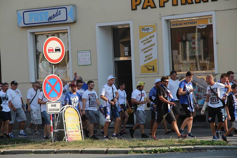 Fanoušci ostravského Baníku pod dohledem policistů rychle vyráží k Andreho stadionu. Jejich vlak měl totiž hodinu a půl zpoždění. Foto: Tomáš Siřinek