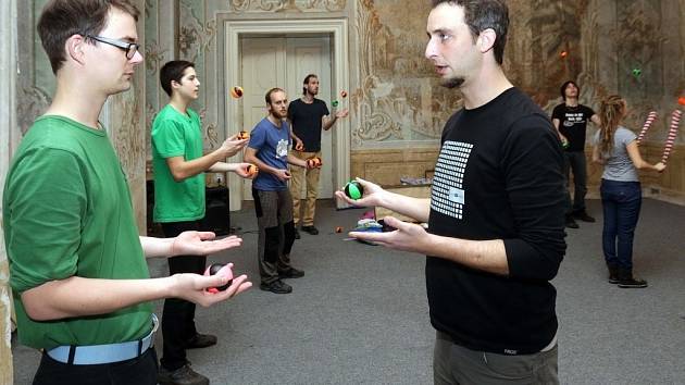 Výuka žonglování na živo - návštěva otevřeného tréninku olomouckého Cirkusu LeVitare