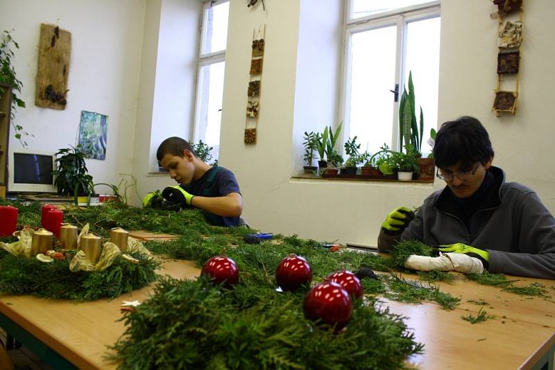 Studenti zahradnického oboru připravují adventní věnce