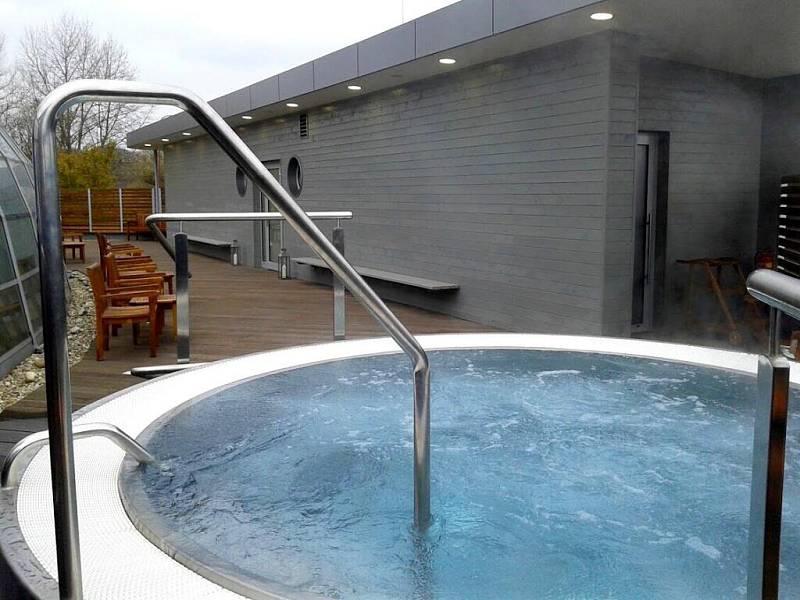Olomoucký aquapark otevřel na terase ve druhém patře novou saunu, která rozšiřuje dosavadní wellness zónu. Investice přišla na 5,3 milionu korun