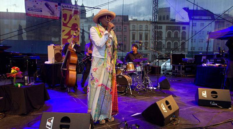 Dee Dee Bridgewater na olomouckém Horním náměstí