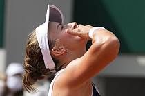 Česká tenistka Barbora Krejčíková se raduje ze svého vítězství ve finále French Open a posílá pusu do nebe Janě Novotné