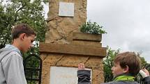 Při Plinkoutských hodech odhalili pamětní desku i opravený pomník