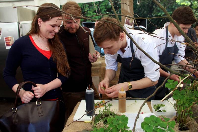 Stovky lidí zaplnily v sobotu Smetanovy sady Výstaviště Flora Olomouc. Přilákal je tam už druhý ročník dobrého jídla a pití Garden Food Festival.