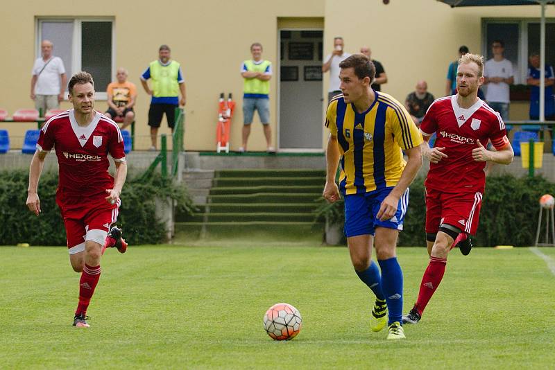 V prvním kole MOL Cupu porazily divizní Kozlovice Uničov (v červeném) 3:0