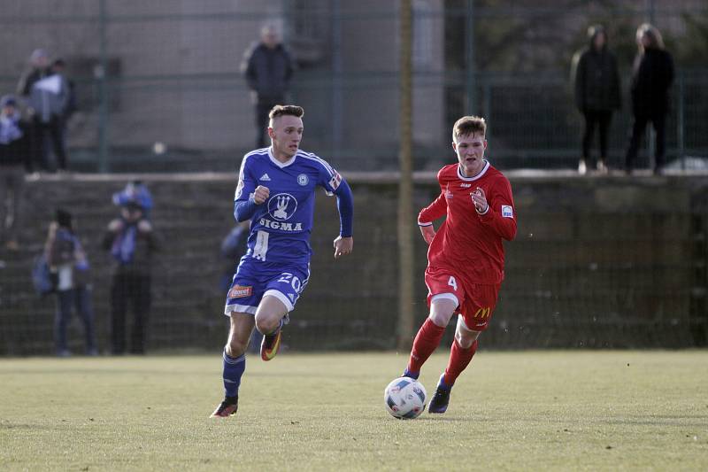 Olomoučtí fotbalisté (v modrém) porazili v přípravě Nitru 1:0.