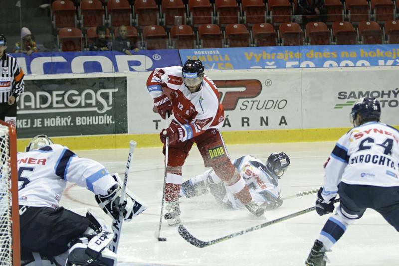 Olomoučtí hokejisté (v červeném) porazili Liberec 3:0