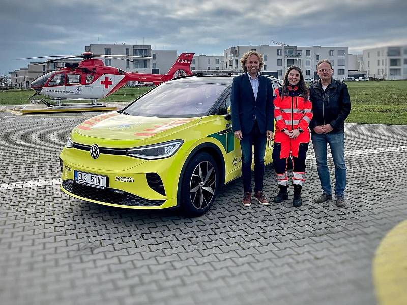 Zdravotnická záchranná služba Olomouckého kraje v ostrém provozu testovala elektromobil Volkswagen ID.4 GTX