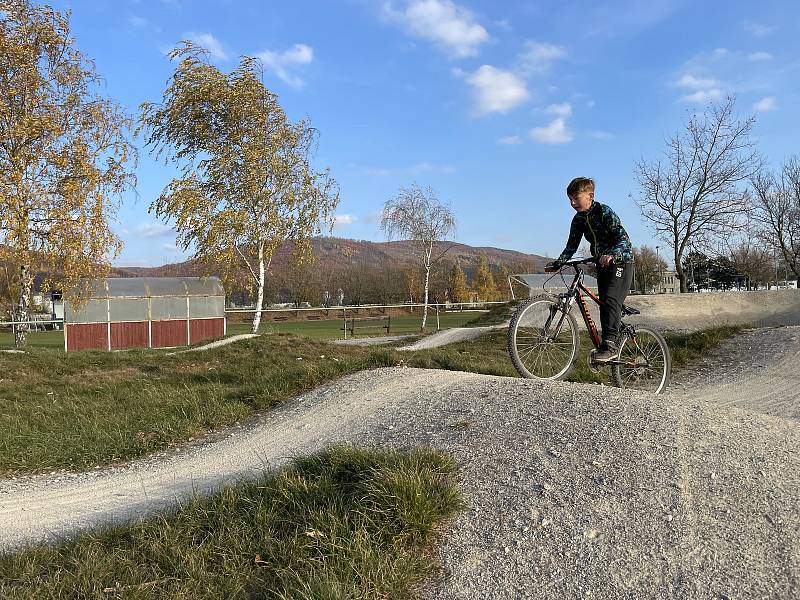 Ráj bikerů a skejťáků postavili v Pasece na Uničovsku. Sjíždějí se tam vyznavači adrenalinových jízd ze širokého okolí. 1. listopadu 2021