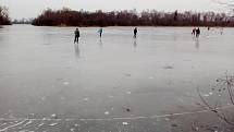 Poděbrady 27. února 2018. Silné mrazy sevřely i větší část jezera. Ze severní strany dosahuje led až ke břehu, čehož využívají desítky bruslařů