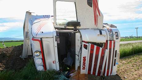 Nehoda kamionu na silnici mezi Šumvaldem a Libinou