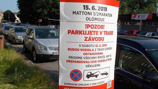 Cedule upozorňují na zákaz parkování v trase Olomouckého půlmaratonu