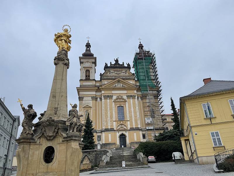Kostel Zvěstování Panny Marie ve Šternberku postupně prochází částečnou obnovou. Firma dokončuje práce na jižní věži, 12. listopadu 2021