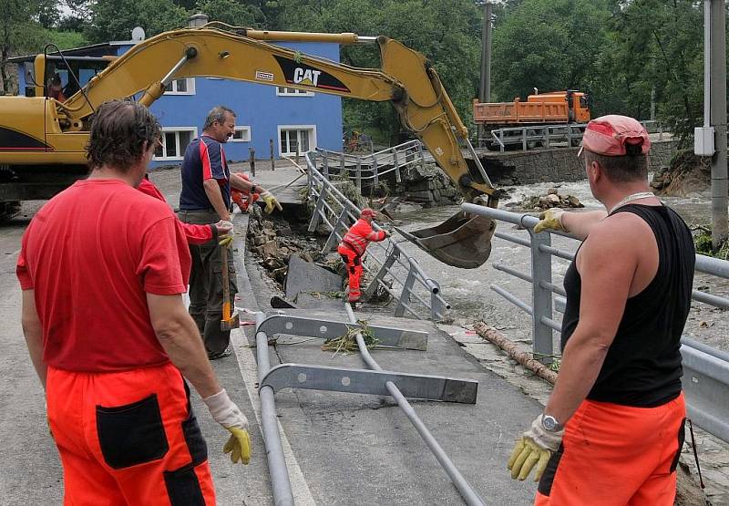 Záplavy v Tomíkovicích, pondělní stav