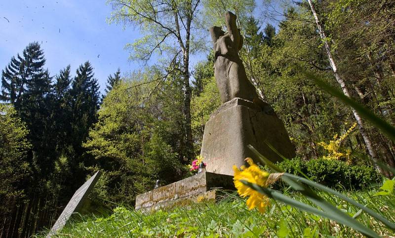 V neděli 29. dubna se u památníku na Zákřově (místní část Tršic u Olomouce) uskutečnila tradiční pietní vzpomínka u příležitosti 67. výročí od vypálení obce nacisty. Pomník Žalov – místo tragedie