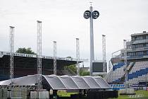 Na Andrově stadionu roste pódium