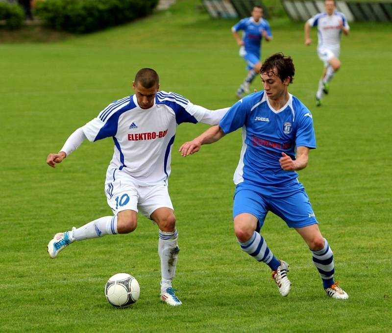 FC Dolany (v bílém) vs. Tatran Litovel