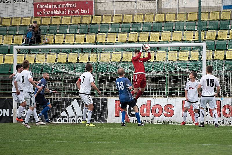 Fotbalisté 1. HFK Olomouc (v bílém) remizovali na domácí půdě v Holici s Přerovem 2:2.