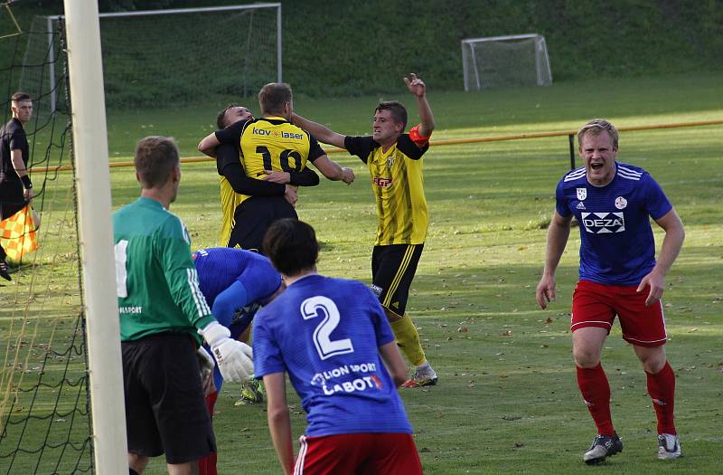 Fotbalisté Nových Sadů (ve žluto-černém) remizovali s Valašským Meziříčím 1:1.