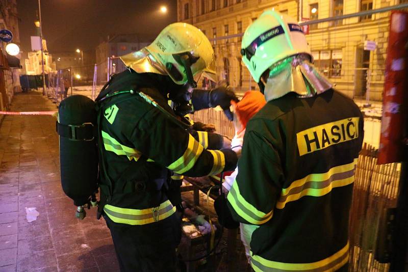 Při požáru v bytovém komplexu v Olomouci hasiči zachránili čtrnáct osob a čtyři zvířata.