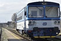 Vlak z Červenky do Prostějova čeká ve stanici Litovel předměstí na odjezd, 31. 3. 2020