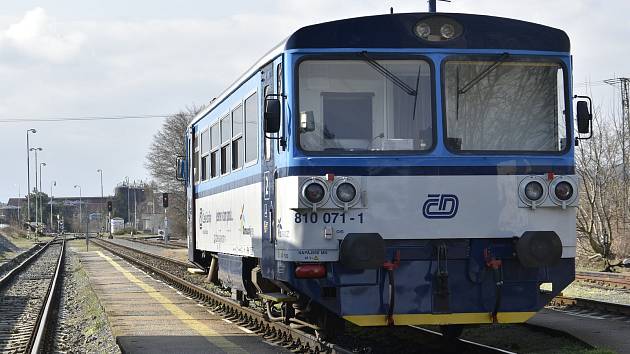 Vlak z Červenky do Prostějova čeká ve stanici Litovel předměstí na odjezd, 31. 3. 2020