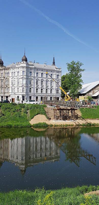 Stavba lávky pro pěší u mostu v Komenského ulici v Olomouci