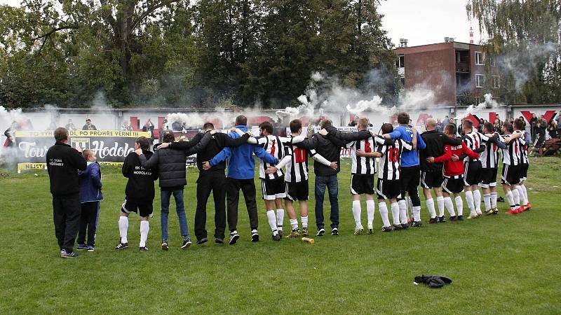 Fotbalisté Sigmy Hodolany (v bílo-černém) porazili Přáslavice 6:1.