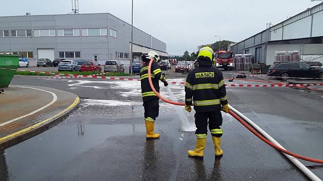 V průmyslovém areálu v Olomouci-Chválkovicích unikla kyselina dusičná. Zasahovaly tři jednotky s chemickým speciálem