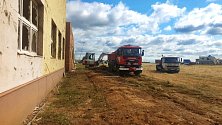 Hasičský záchranný sbor Olomouckého kraje má na tornádem postižené jižní Moravě aktuálně 40 hasičů. Pomáhají v okolí základní školy v Moravské Nové Vsi.