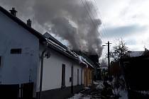 K požáru půdního prostoru rodinného domu vyjížděli v neděli 29. ledna do Jívové na Olomoucku profesionální a dobrovolní hasiči.