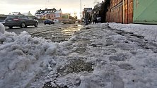 Příchod k zastávkám MHD v Olomouci často komplikuje zmrzlý sníh