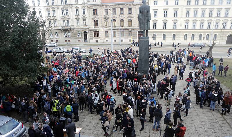 Protest studentů UP a středních škol na Žižkově náměstí v Olomouci