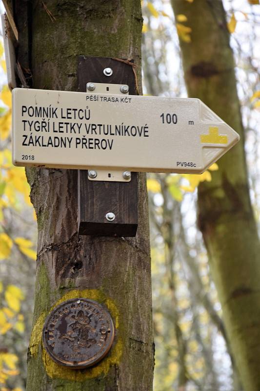 Pieta u pomníku posádky zříceného vrtulníku ve Slatinicích na Olomoucku