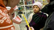 Studenti ukazovali lidem v olomouckých nákupních centrech, jak si správně čistit zuby 